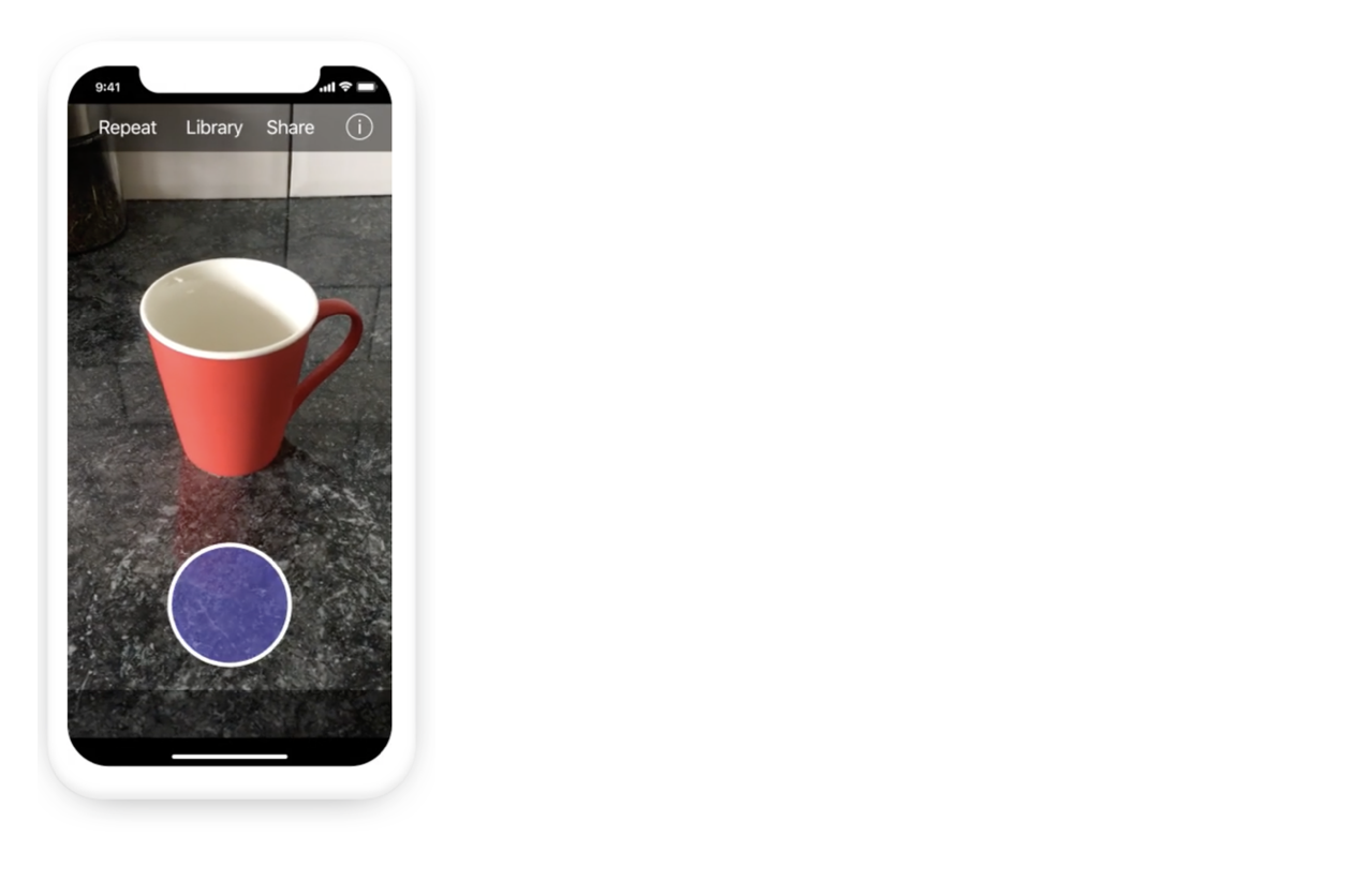 smartphone reconnaissant une tasse de café