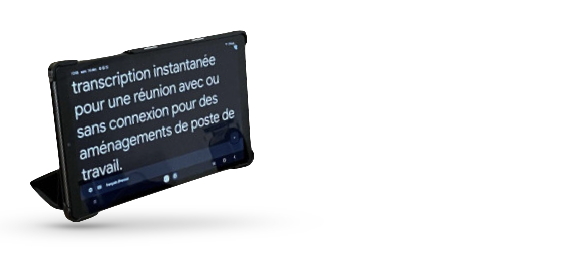 photo représentant une tablette avec un texte qui s'affiche en grand sur l'écran